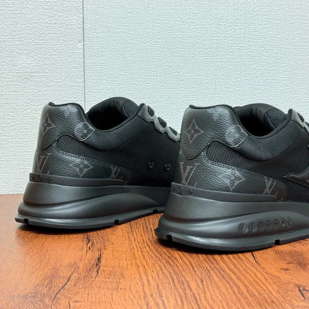 Men's shoes: 480💰LV Classic men's sports shoes are shipped. Lightweight thick-soled chubby bread shoes, super versatile and multiple styles are coming! This sneaker is made of smooth cowhide punching and grained cowhide stitching to create an elegant design. Grained cowhide is stitched with technical mesh, and smooth cowhide and grained cowhide are combined in multiple styles. The color is classic and versatile, and it can be easily integrated into various styles. The eye-catching LV letters are marked on the side of the shoe, the tongue is decorated with LV embroidered letter web logo, the brand logo is screen-printed on the heel, and the lightweight rubber outsole is embellished with Vuitton's personalized logo. The fabric-lined foot pads make your feet fashionable, handsome and versatile! Comes with full original packaging! Size: 38-44, customized 45